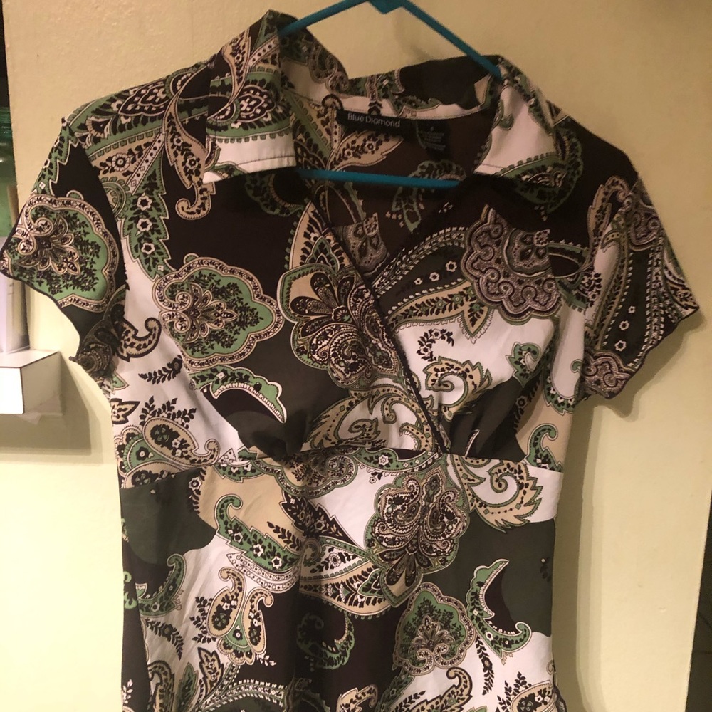Collared, V-like neck, silky blouse in size small
